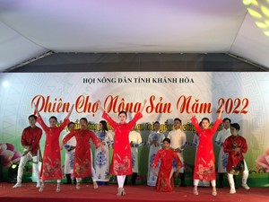 Sầu riêng, táo, bưởi da xanh hút khách tại phiên chợ nông sản Khánh Hoà